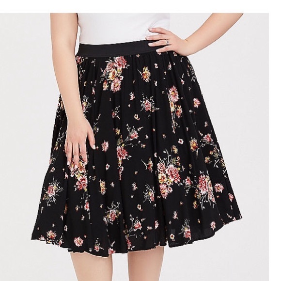 Black skirt with floral print - Picture 1 of 1